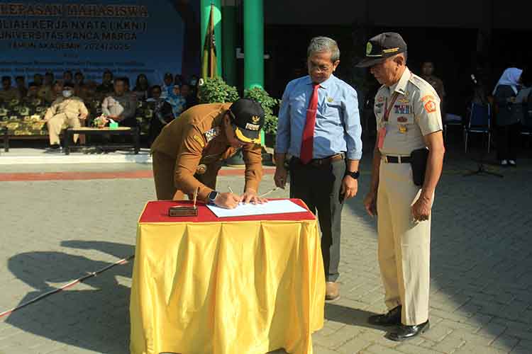 TANDA TANGAN: Bupati Probolinggo dr. Mohammad Haris dan Rektor UPM Prof. Dr. Ir. H.R. Abdul Haris, S.M., M.M. bergantian menandatangani berita acara.