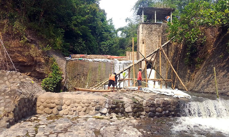 DIPERBAIKI: DAM Selang yang tengah dalam perbaikan. Perbaikan dilakukan, setelah DAM yang terletak di Wonosari, Kecamatan Gempol itu, terdampak bencana tahun 2021 lalu.