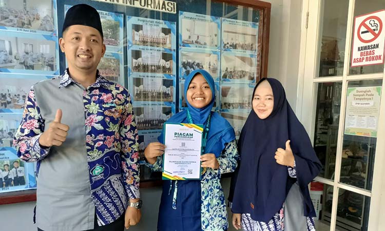 SENANG: (dari kiri ke kanan) Ma`sum Ali Ridlwan, Salwa Kusuma Wardhani, dan Kartika Wulan saat berfoto bersama menunjukkan prestasi yang telah diraih.