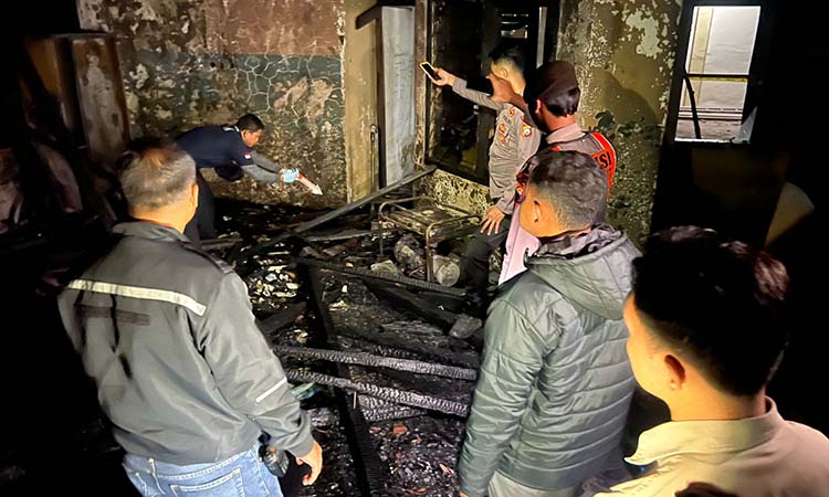 TERBAKAR: Mes takmir Masjid An Nur di Desa Binor, Paiton, Kabupaten Probolinggo, terbakar pada Senin (28/7) malam. Kerugian mencapai sekitar Rp 40 juta.