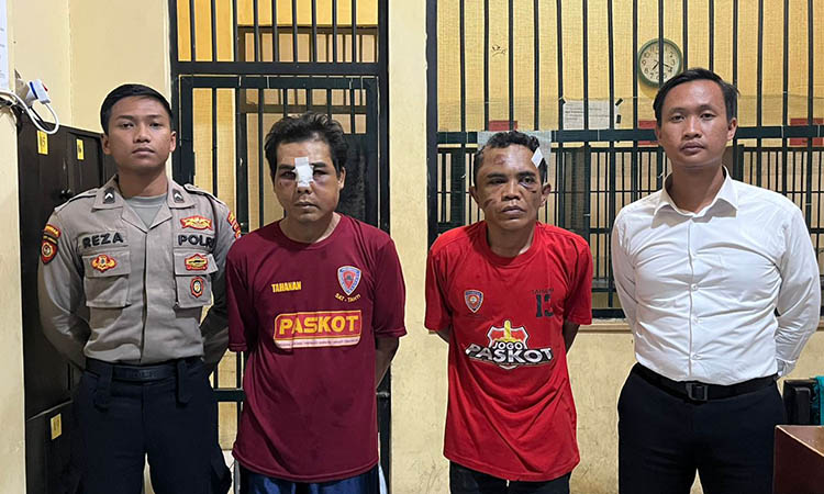 DITAHAN: Dua tersangka kasus pencurian kendaraan motor, Saipul, 39 dan M Nasib, 41, yang sempat dihajar massa. Keduanya kini telah ditetapkan sebagai tersangka dan harus meringkuk di penjara.