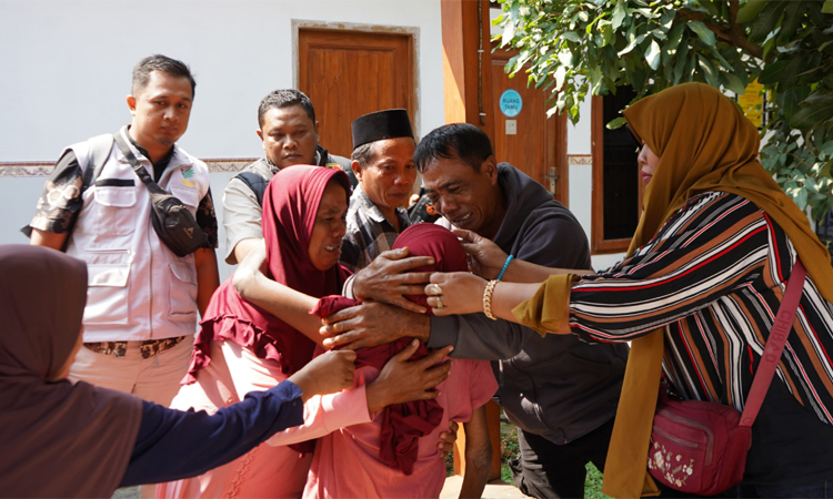 DIFASILITASI POLRES PROBOLINGGO: Pertemuan antara Nortaji dan anaknya. Kamis (31/7) dia dipulangkan ke rumah anaknya.