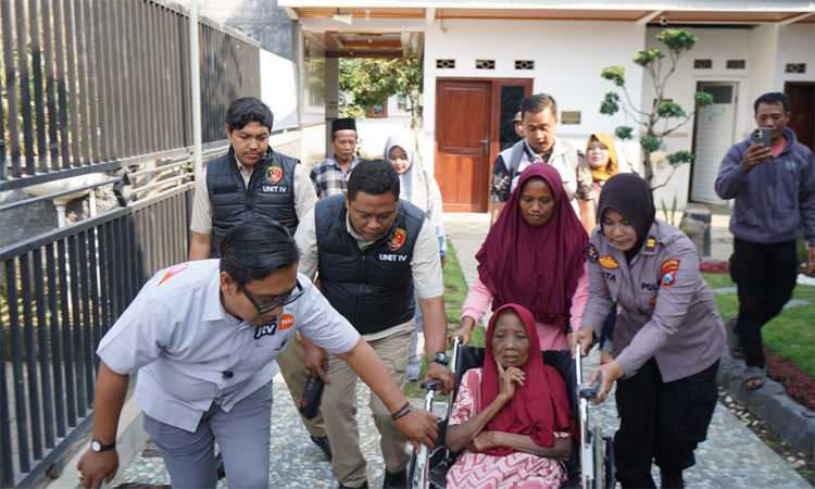 DIFASILITASI POLRES PROBOLINGGO: Pertemuan antara Nortaji dan anaknya. Kamis (31/7) dia dipulangkan ke rumah anaknya.