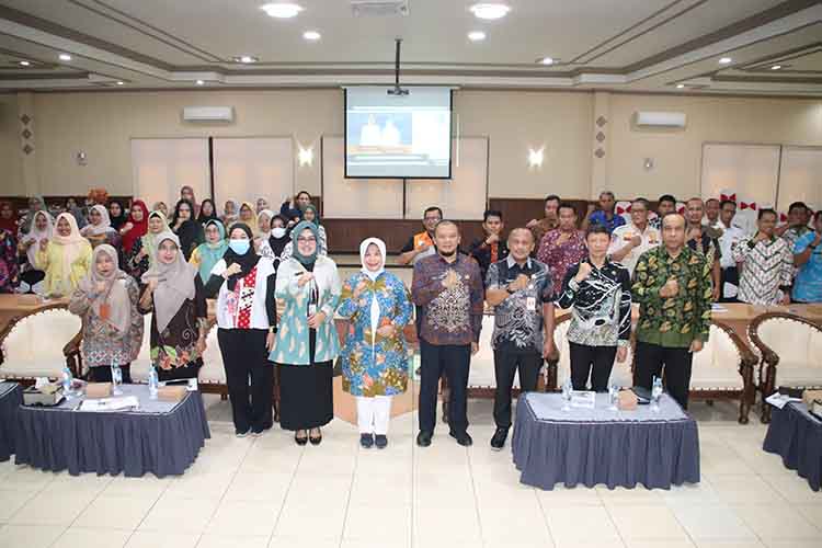 SINERGITAS: Usai seremonial pembukaan rakor TKPK, Sekda Kota Probolinggo drg. Ninik Ira Wibawati didampingi Sekretaris Bapperida Dra. Whestia dan narasumber dari Bappeda Jatim berfoto bersama seluruh