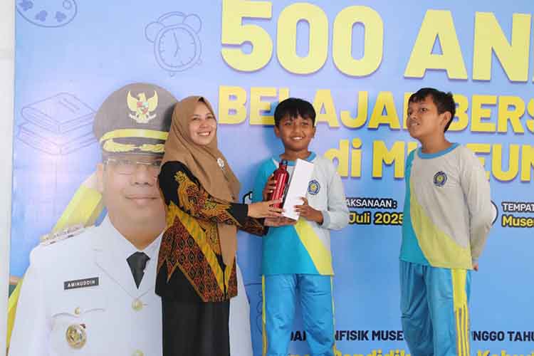 DOORPRIZE: Usai diajak berkeliling, para siswa-siswi yang bisa menjawab pertanyaan seputar museum diberi doorprize menarik.