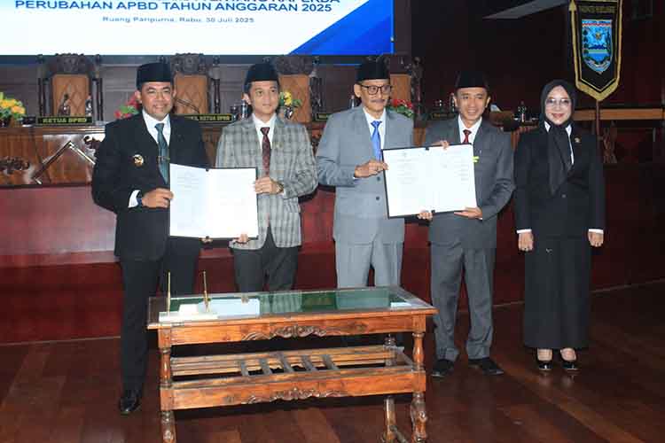 RESMI: Empat pimpinan DPRD Kabupaten Probolinggo bersama Bupati Probolinggo dr. Mohammad Haris (kanan) menunjukkan nota kesepakatan bersama tentang Raperda P-APBD 2025 yang sudah ditandatangani bersam