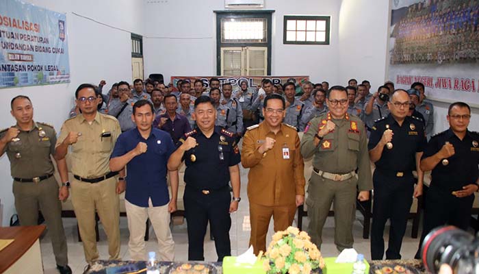 KOMPAK: Wali Kota Probolinggo dr. Aminuddin, Kepala Kantor Bea Cukai Rudie Bayu Widjatno, dan perwakilan kepolisian foto bersama seluruh peserta usai seremonial pembukaan sosialisasi.