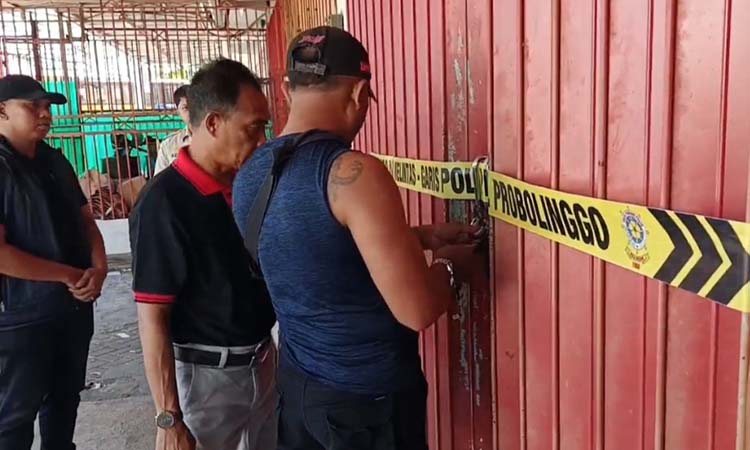 BUKA: Satgas Miras Kabupaten Probolinggo dan pengelola ruko membuka garis polisi sebuah ruko di kawasan Perumahan Green Garden, Sumberlele, Kecamatan Kraksaan, Jumat (1/8).