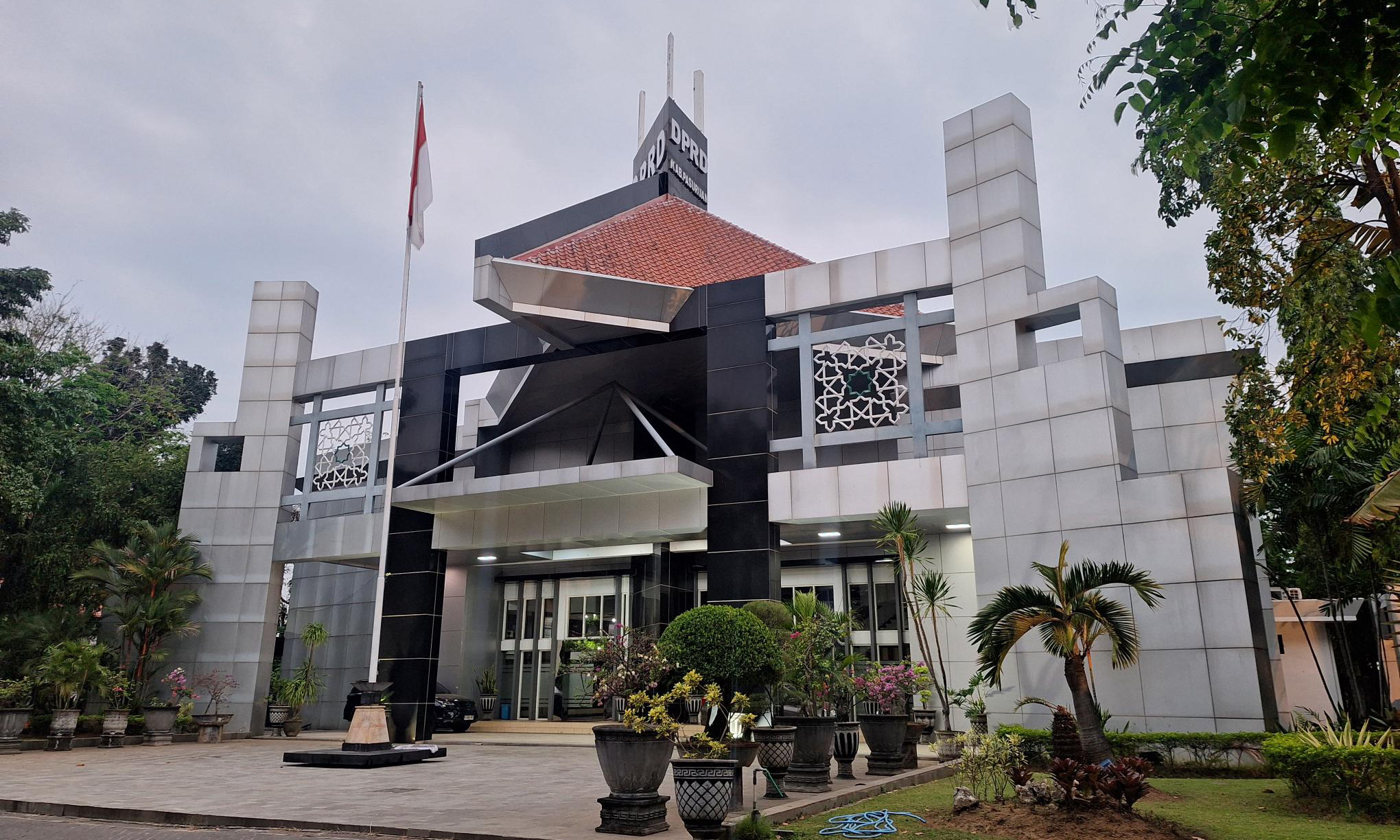MEGAH: Gedung DPRD Kabupaten Pasuruan yang menjadi tempat untuk wakil rakyat berkantor. Mereka kini tengah mengajukan untuk pengadaan rumah dinas jajaran pimpinan.