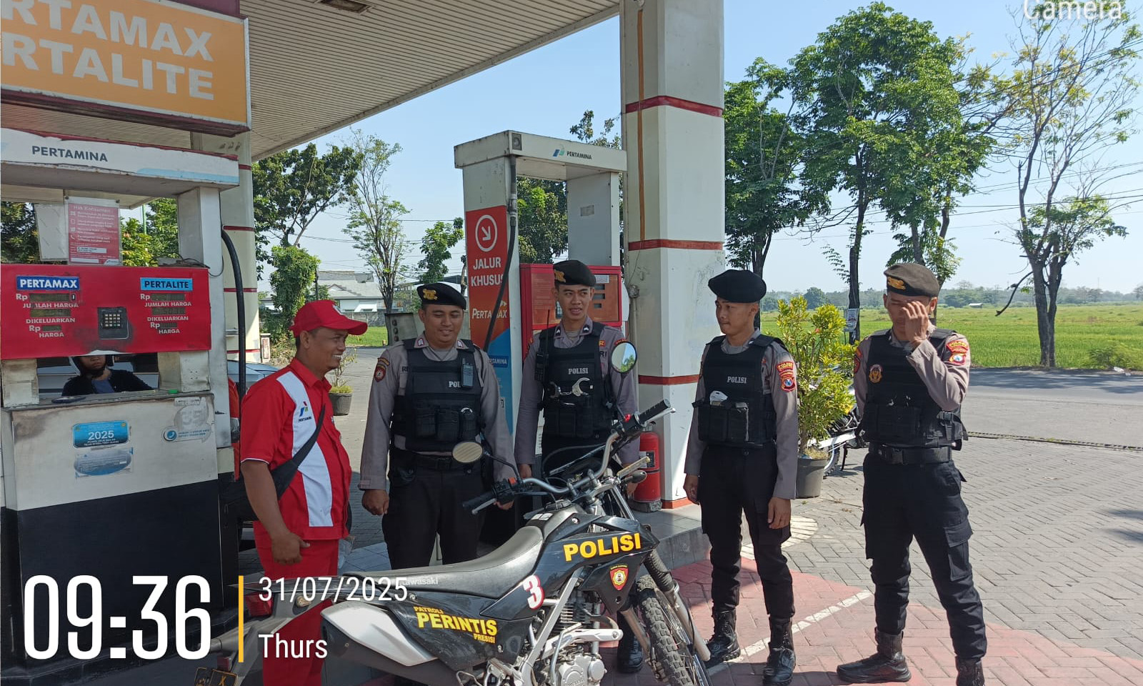 TINJAU: Anggota Satsamapta mengecek ketersediaan BBM di SPBU Bakalan, Kecamatan Bugulkidul di yang terletak di JLS Pasuruan di Jalan Hasyim Asyarai.