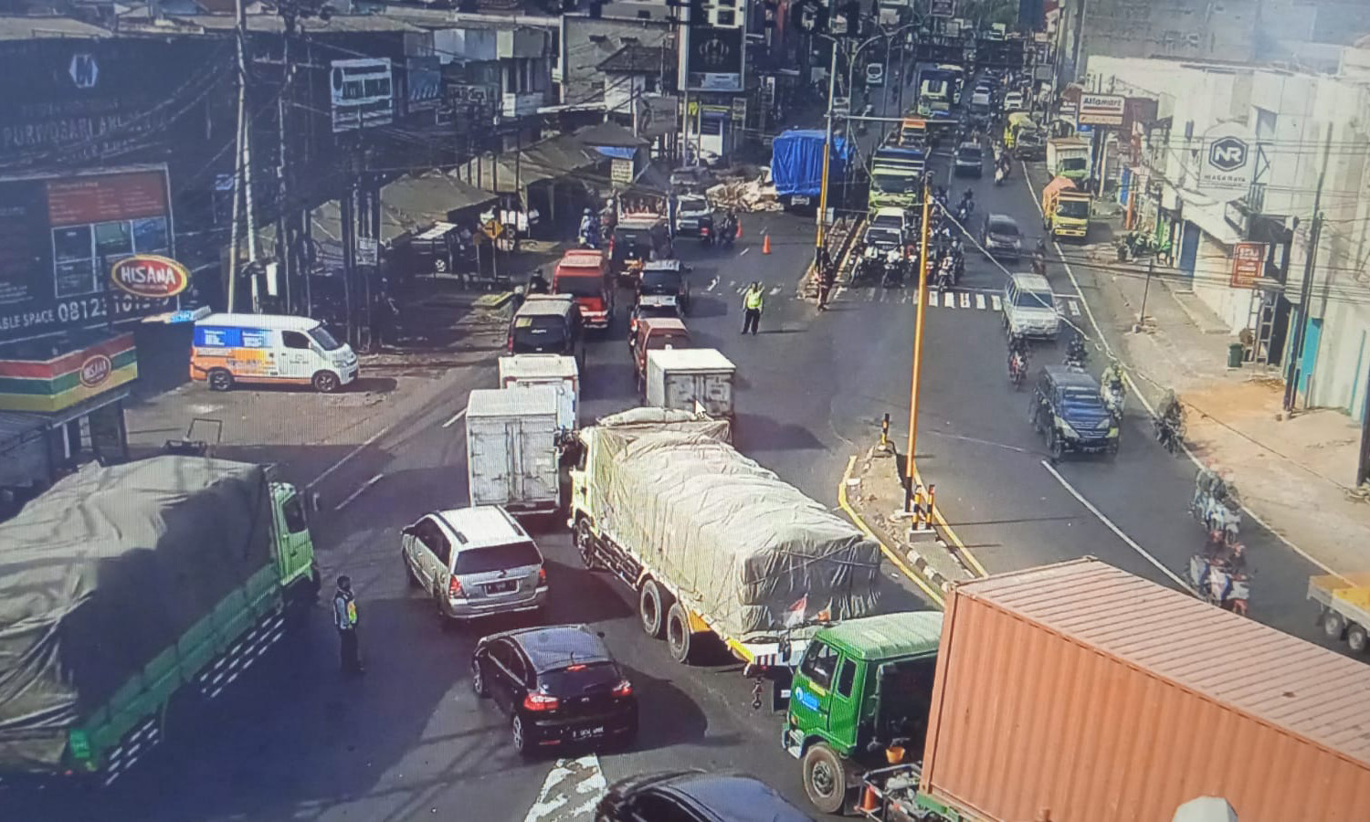 TERPANTAU: Rekaman CCTV di Simpang Purwosari. Tampak kendaran padat.