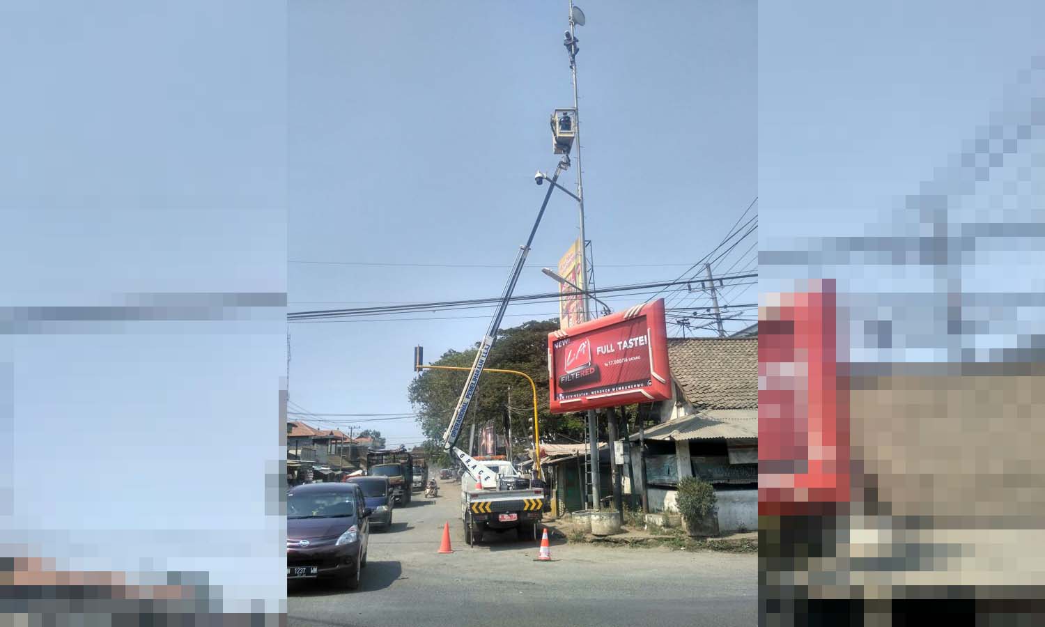 BENAHI: Petugas teknis Dishub Kabupaten Pasuruan memasang CCTV di simpang empat Warungdowo, Kecamatan Pohjentrek.