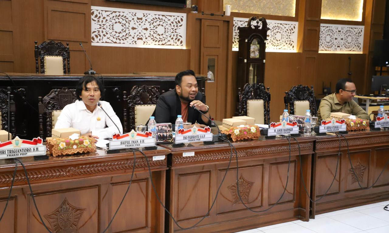 HARUS DIPERTIMBANGKAN: Suasana rapat banggar di DPRD Kota Probolinggo saat membahas tentang mobil dinas untuk pejabat.