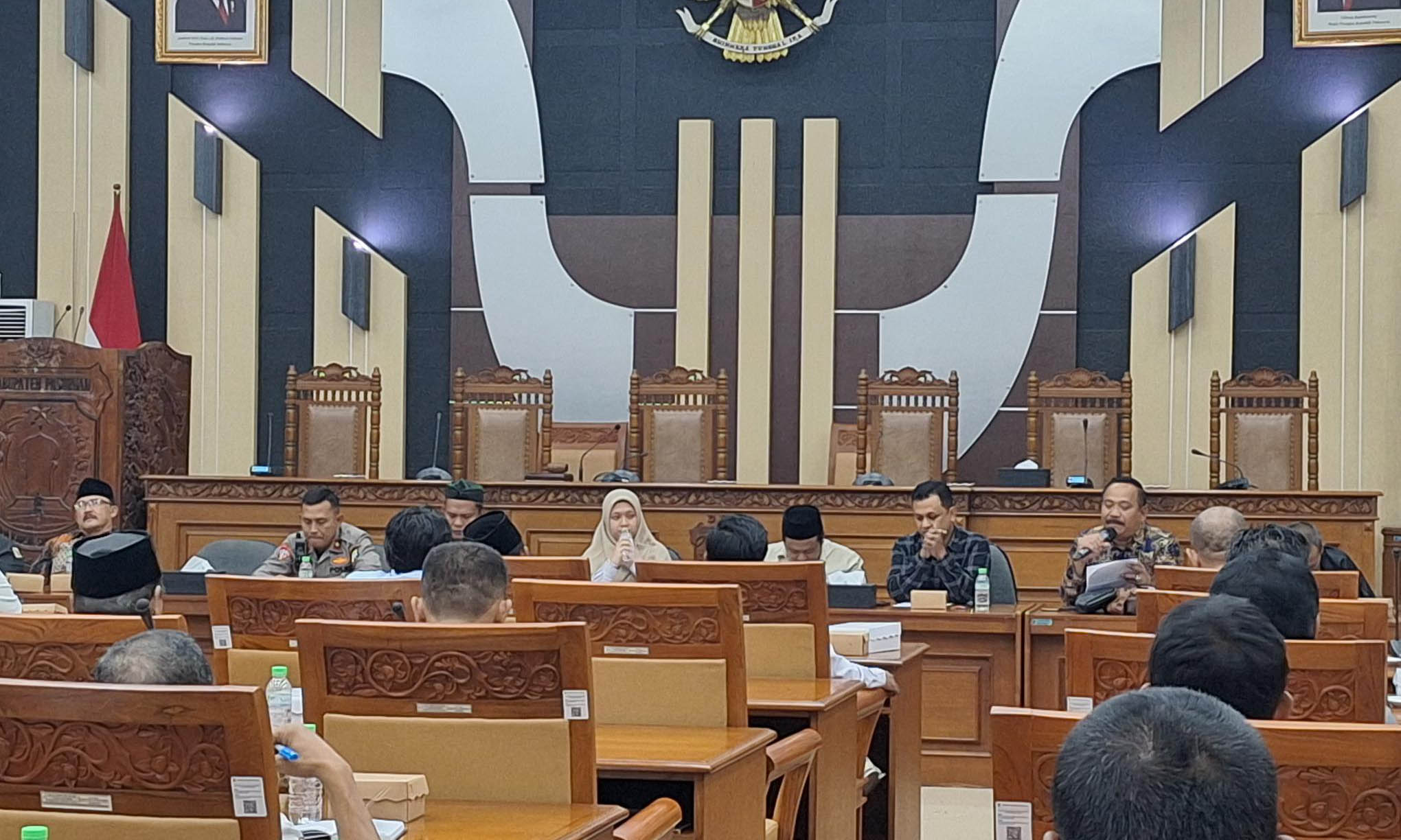 Audiensi antara Komisi I DPRD Kabupaten Pasuruan dengan para camat, kepala desa, serta perwakilan panitia karnaval di gedung DPRD, Rabu (30/7)