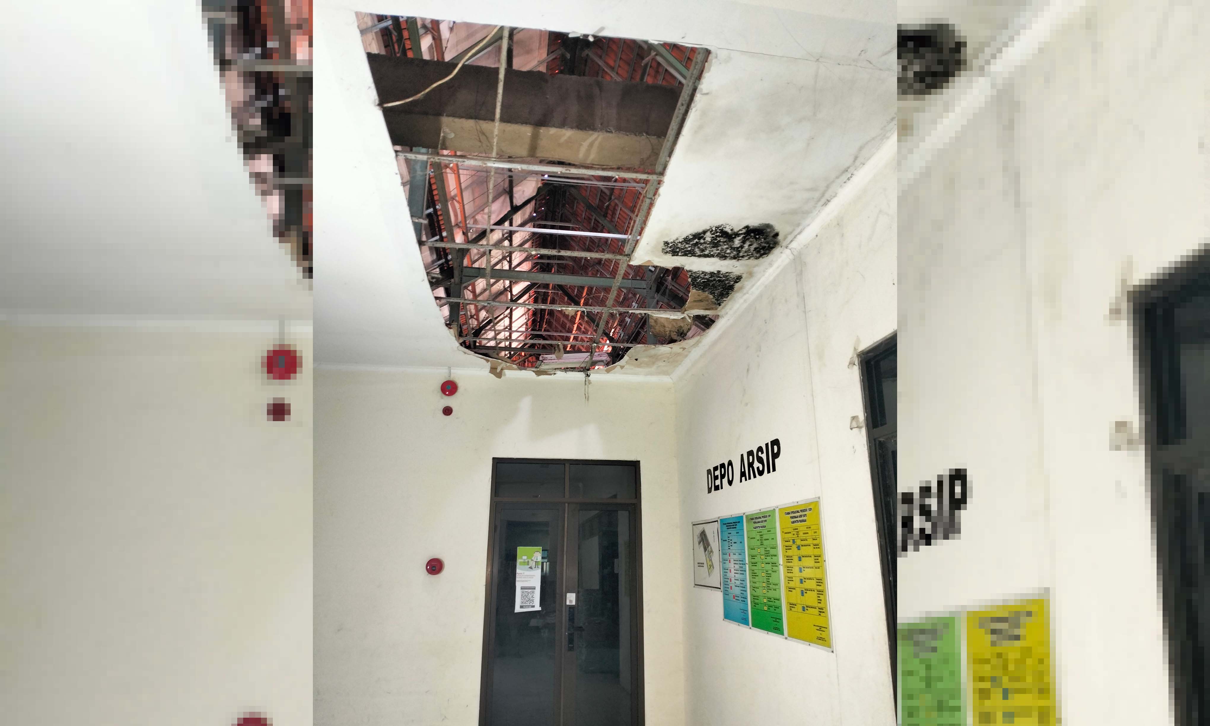 BOLONG: Plafon Kantor Dinas Perpustakaan dan Kearsipan di lantai dua yang bolong. Sejauh ini, belum dipastikan kapan perbaikannya.