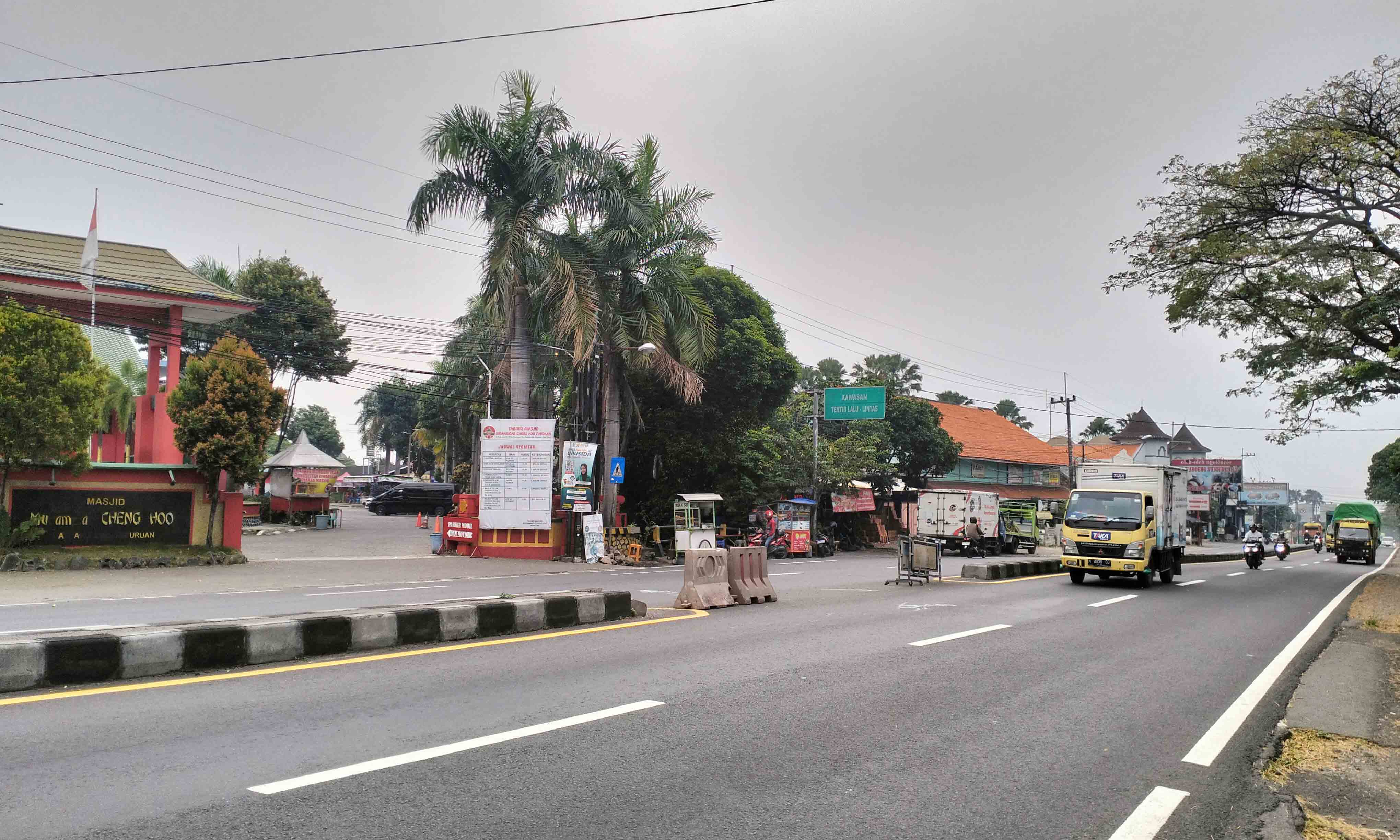 PERLU RAMBU: Penggalan jalan median di wilayah Pandaan yang cukup rawan. Dibutuhkan rambu lalu lintas untuk meminimalisir risiko kecelakaan.
