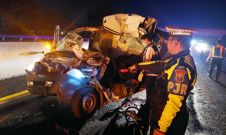 RINGSEK: Kondisi Gran Max yang ringsek usai menabrak kendaraan tak dikenal dan guardrail di tol Gempol-Pasuruan.