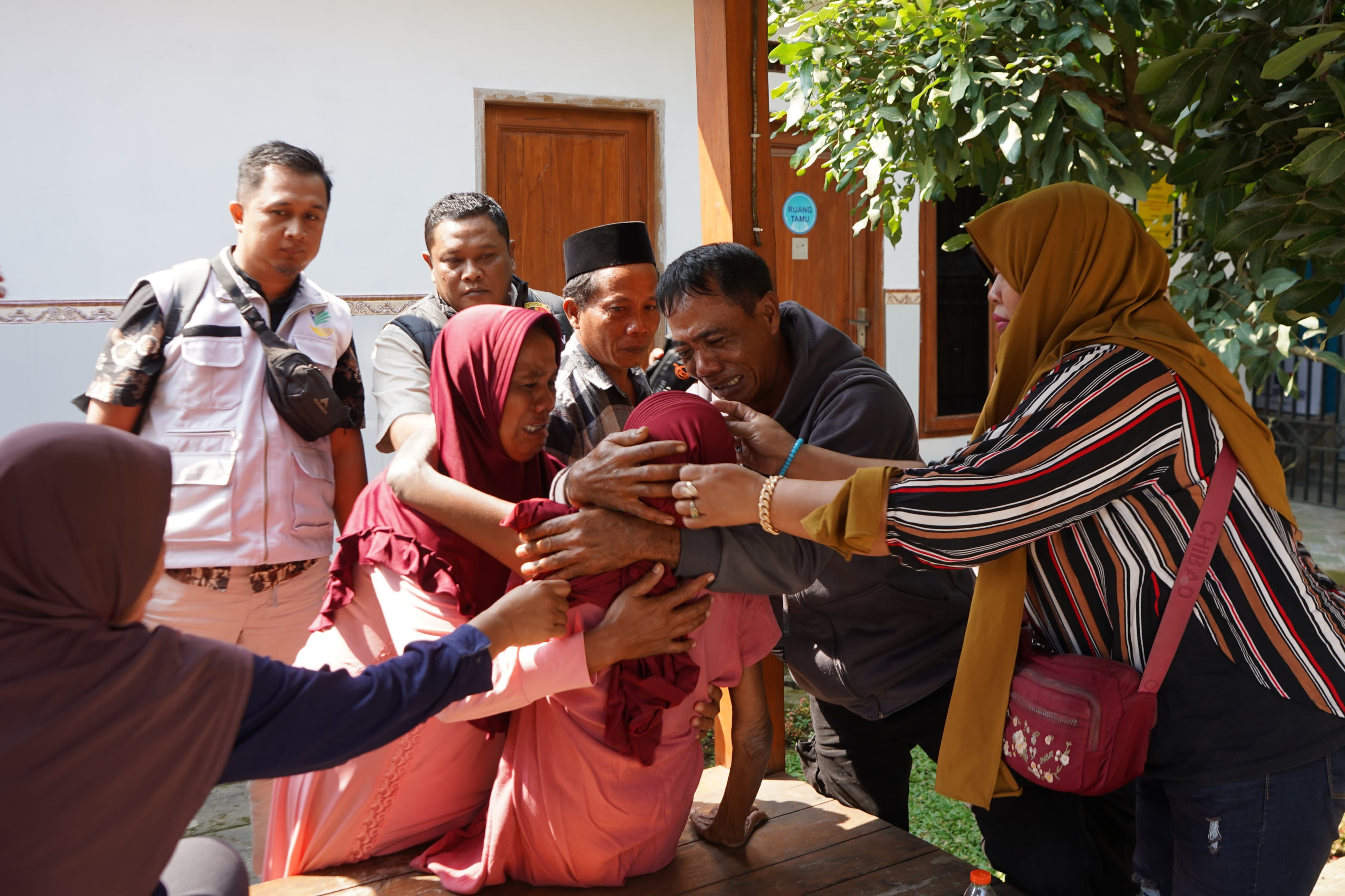 MINTA MAAF: Anak-anak Nortaji saat ikut menjemput di Griya Lansia di Malang, Kamis (31/7) lalu