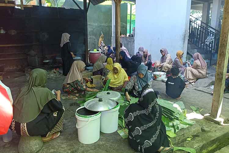 DEMI GURU: Sejumlah warga sibuk menyiapkan hidangan untuk jamaah Haul Almarhum Al Arif Billah Habib Husein bin Hadi Al Hamid, Minggu (3/8).