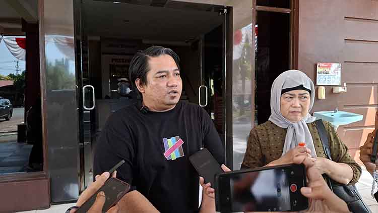 MINTA KEJELASAN : Yogi Indra saat mendatangi Mapolres Probolinggo menanyakan perkembangan kasus dugaanpenipuan dan penggelapan jual beli tanah.
