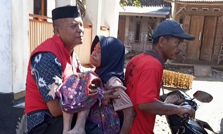 EVAKUASI: Murti atau yang akrab disapa Siam, asal Desa Bucor Wetan, Kecamatan Pakuniran, saat dibawa petugas untuk di kirimkan ke Unit Pelaksana Teknis Pelayanan Sosial Tresna Werdha (UPT PSTW) Puger