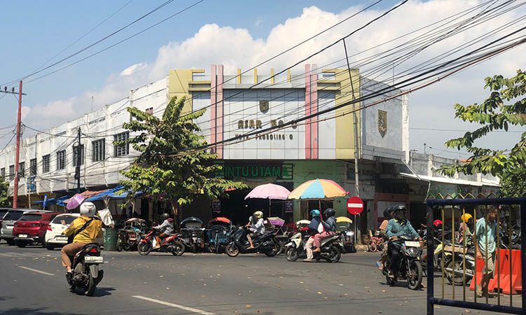 SAAT INI: Foto pintu masuk utama Pasar Baru Probolinggo dari arah Jalan Panglima Soedirman.