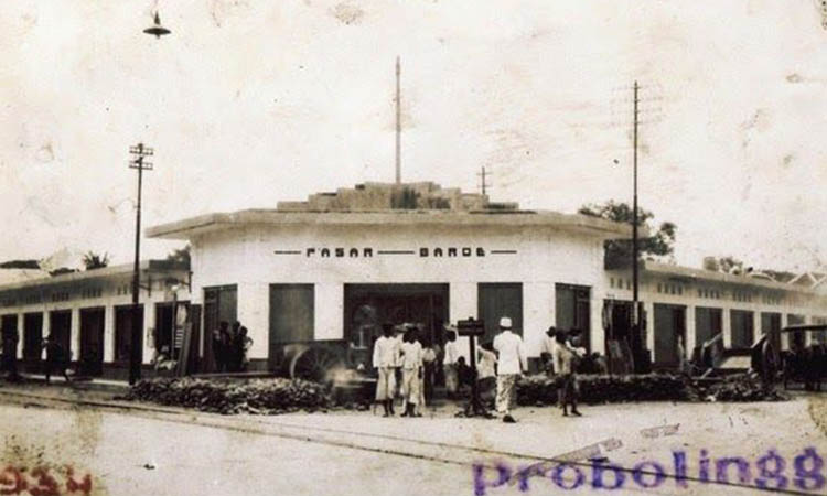 USANG: Foto tampak depan pintu masuk Pasar Baroe Probolinggo.