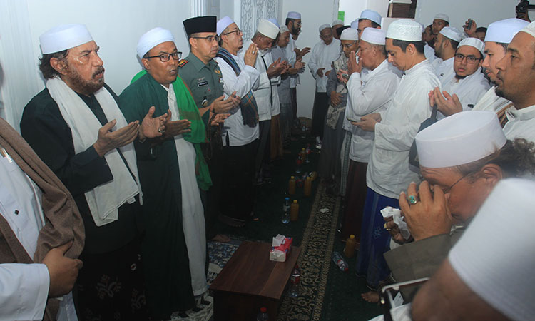 HAUL : Al Habib Abdul Qodir bin Muhammad Shodiq Al Hamid, Pengasuh Ponpes Islam Al Habib Muhammad Shodiq bin Husein Ahlussunnah Wal Jamaah [tengah] Dandim