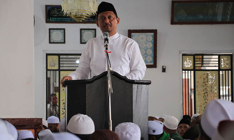 MEWAKILI PEMPROV JATIM : Asisten 1 Pemprov Jatim, Imam Hidayat mengaku sangat kagum dengan banyaknya jamaah yang hadir dalam haul Habib Husein.