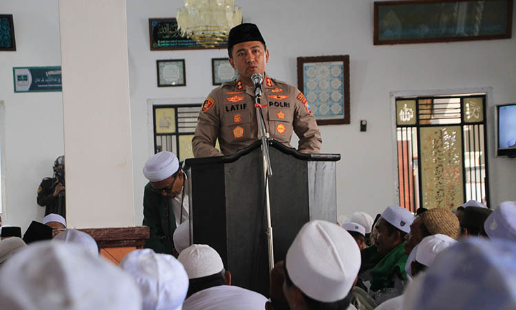 SAMBUTAN : Kapolres Probolinggo AKBP M. Wahyudin Latif mengajak para jamaah untuk terus menjaga persatuan dan kesatuan