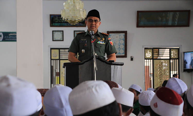 UNSUR MILITER: Dandim 0820/Probolinggo, Letkol Arh Iwan Hermaya mengajak para jamaah untuk terus menjaga kondusivitas yang sudah terjalin baik di Probolinggo.