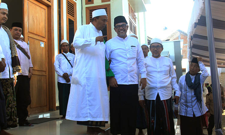 SILATURAHMI : dr. Mohammad Haris Bupati Probolinggo mengunjungi kediaman Al Habib Abdul Qodir, sebelum haul digelar. Tampak Habib Mahdi mendampingi.