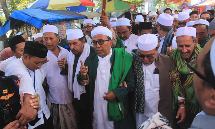 DIARAK : Habib Abdul Qodir bin Muhammad Shodiq bin Husein Al Hamid, Pengasuh Ponpes Islam Al Habib Muhammad Shodiq Ahlussunnah Wal Jamaah bersama rombongan menuju lokasi haul.