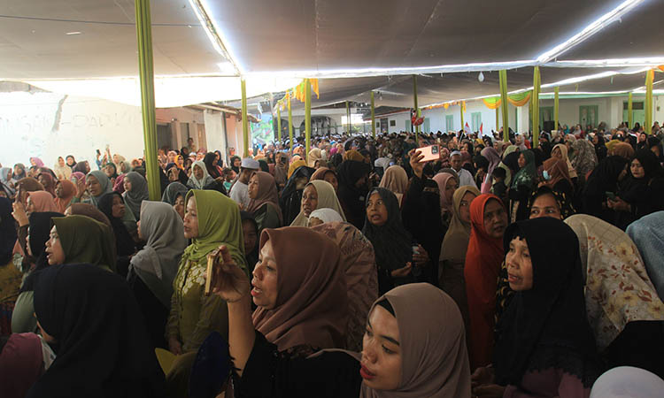 MEMBLUDAK : para jamaah muslmat dari berbagai daerah tumpah ruah menghadiri haul Habib Husein Minggu (3/8).