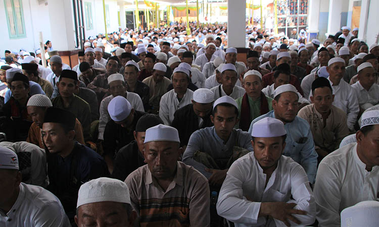 KHUSUK : Para jamaah mengkuti rangkaian haul dengan penuh ke khusuyukan. Tak ada keluh kesah meski berhimpitan.