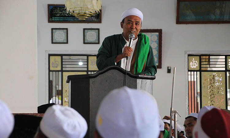 KHALIFAH KETIGA : Al Habib Abdul Qodir bin Muhammad Shodiq Al Hamid, Pengasuh Ponpes Islam Al Habib Muhammad Shodiq bin Husein memberikan ceramah agama.