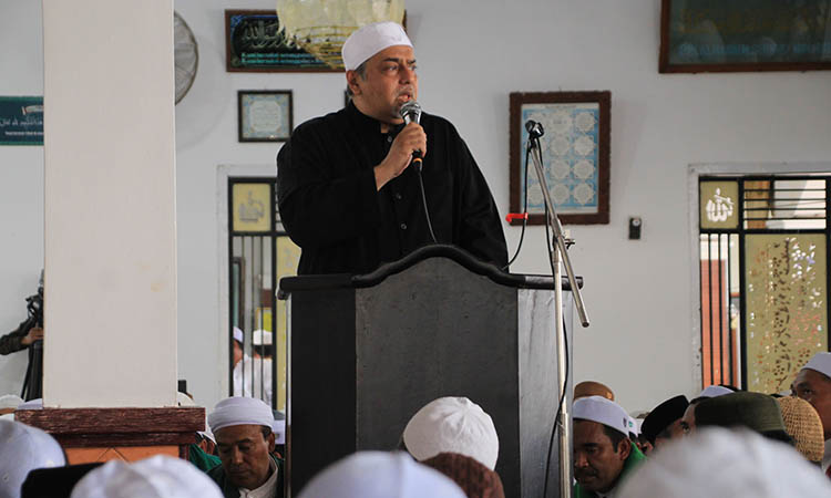 CERAMAH : Habib Abdurrahman bin Habib Abdullah bil Faqih saat berceramah dengan nada yang membangkitkan semangat.