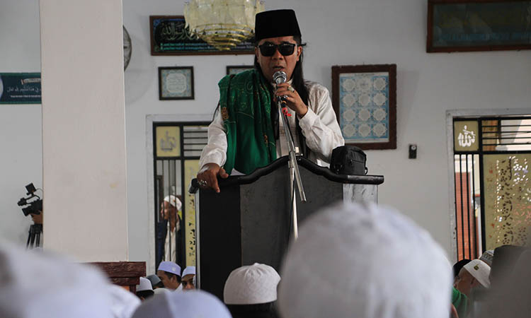 CERAMAH : Habib Abdurrahman bin Habib Abdullah bil Faqih saat berceramah dengan nada yang membangkitkan semangat.