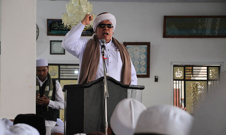 CERAMAH : KH. Abu Nawas dari Sidoarjo berceramah dengan gayanya yang khas. Menarik dengan diselipi humor