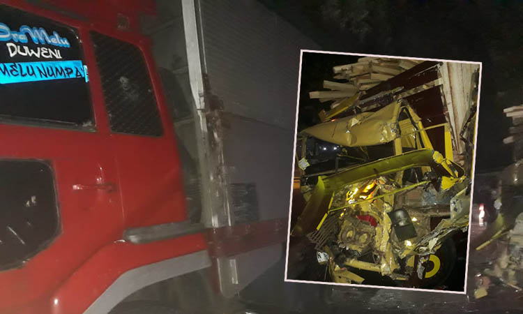 RUSAK PARAH: Wingboks dan truk engkel yang terlibat kecelakaan di Jalan raya Kejayan, Sabtu (2/8) malam.