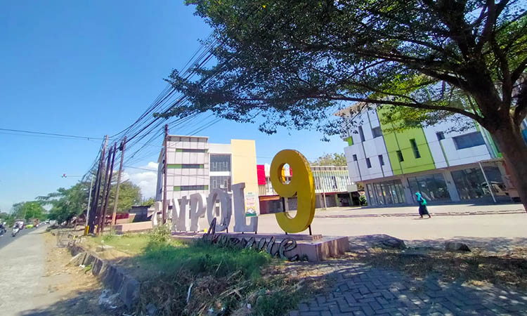 BERJEJER: Deretan ruko yang berada di Gempol 9. Keberadaan tempat usaha seperti kafe di wilayah setempat, sebagian ternyata belum berizin.