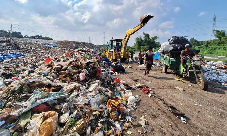 MENUMPUK: Tumpukan sampah di TPA Wonokerto. Pengelolaan sampah yang tak optimal, menjadi sorotan KLH. Karenanya, Pemkab Pasuruan berencana untuk menerapkan insinerator.