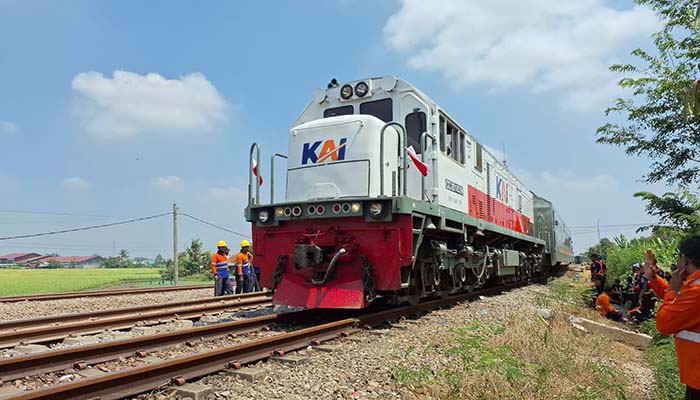 DIPERBAIKI: Petugas KAI DAOP 9 Jember tengah memperbaiki jalur emplasemen Stasiun Pegadenbaru, Subang, Jawa Barat usai anjloknya KA Argo Bromo Anggrek, Sabtu (2/8)