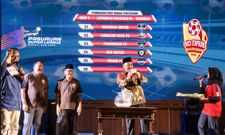 DIUNDI: Bupati Pasuruan Rusdi Sutejo saat drawing Piala Bupati Pasuruan Super League One tahun 2025, di auditorium Mpu Sendok, Senin (4/8) sore.