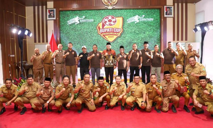 KOMPAK: Manajer dan pelatih masing-masing tim foto bersama Bupati Pasuruan dan Forkopimda, setelah drawing.