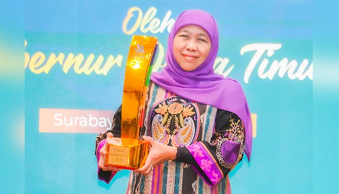 Gubernur Jatim Khofifah Indar Parawansa berpose bareng trofi juara umum LKS nasional dikmen.