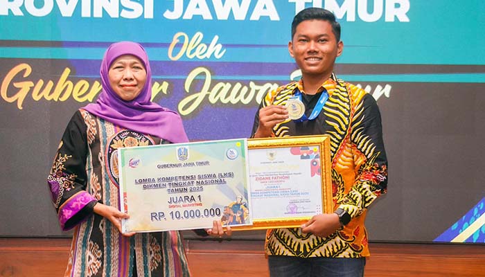 BERI APRESIASI: Gubernur Jatim Khofifah Indar Parawansa saat memberi reward untuk jawara LKS nasional Dikmen.