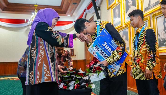 BERI APRESIASI: Gubernur Jatim Khofifah Indar Parawansa saat memberi reward untuk jawara LKS nasional Dikmen.