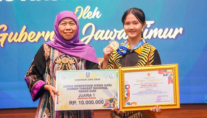 BERI APRESIASI: Gubernur Jatim Khofifah Indar Parawansa saat memberi reward untuk jawara LKS nasional Dikmen.