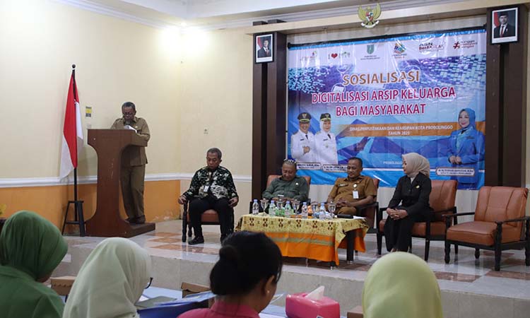 SOSIALISASI : Sosialisasi Digitalisasi Arsip Keluarga Bagi Masyarakat Tahun 2025, berlangsung di Bakesbang, Senin (4/7).